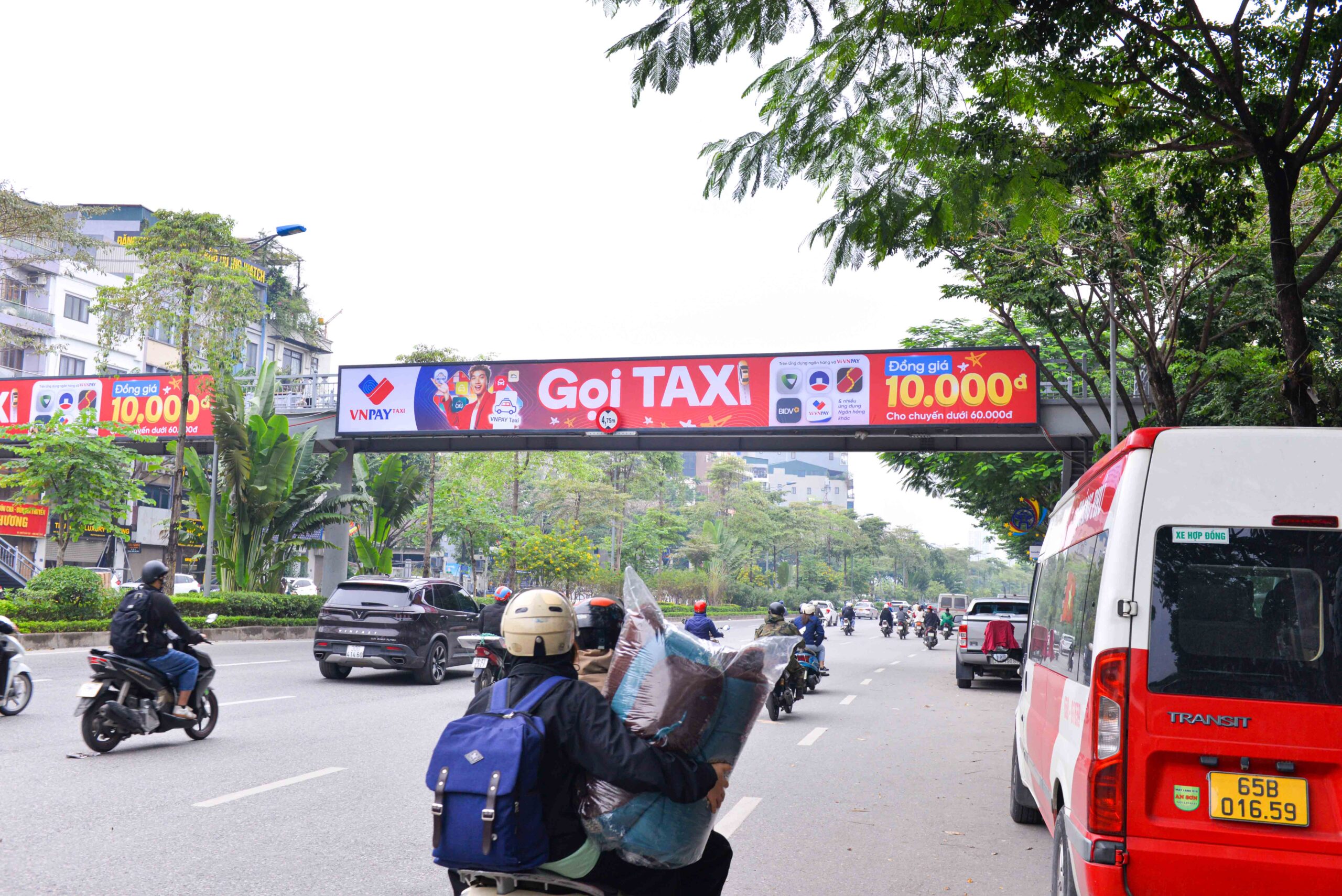 Ảnh xa hướng nhìn từ Đường Láng đi Võ Chí Công (CC)