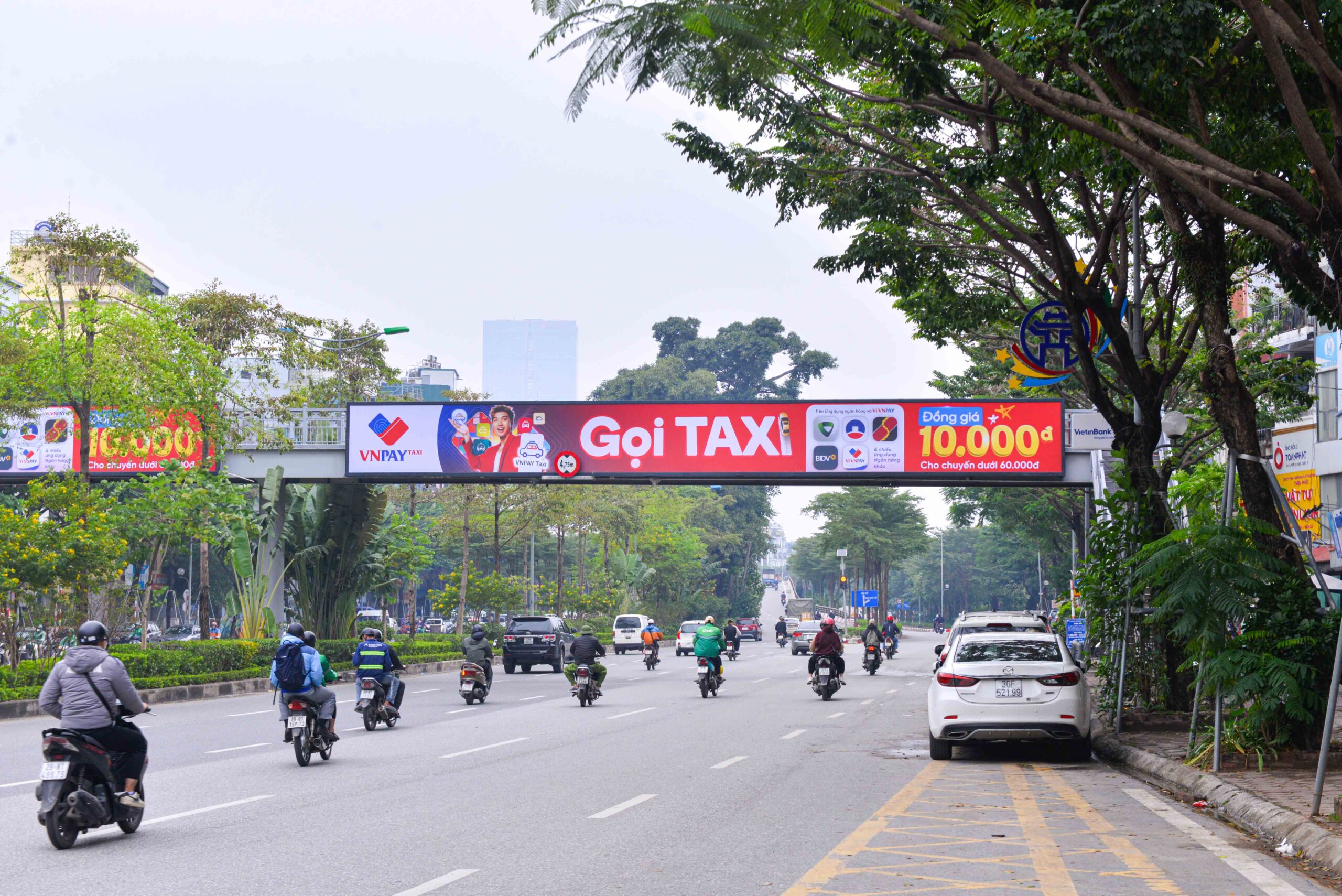 Ảnh xa hướng nhìn từ Võ Chí Công đi Đường Láng (CC)