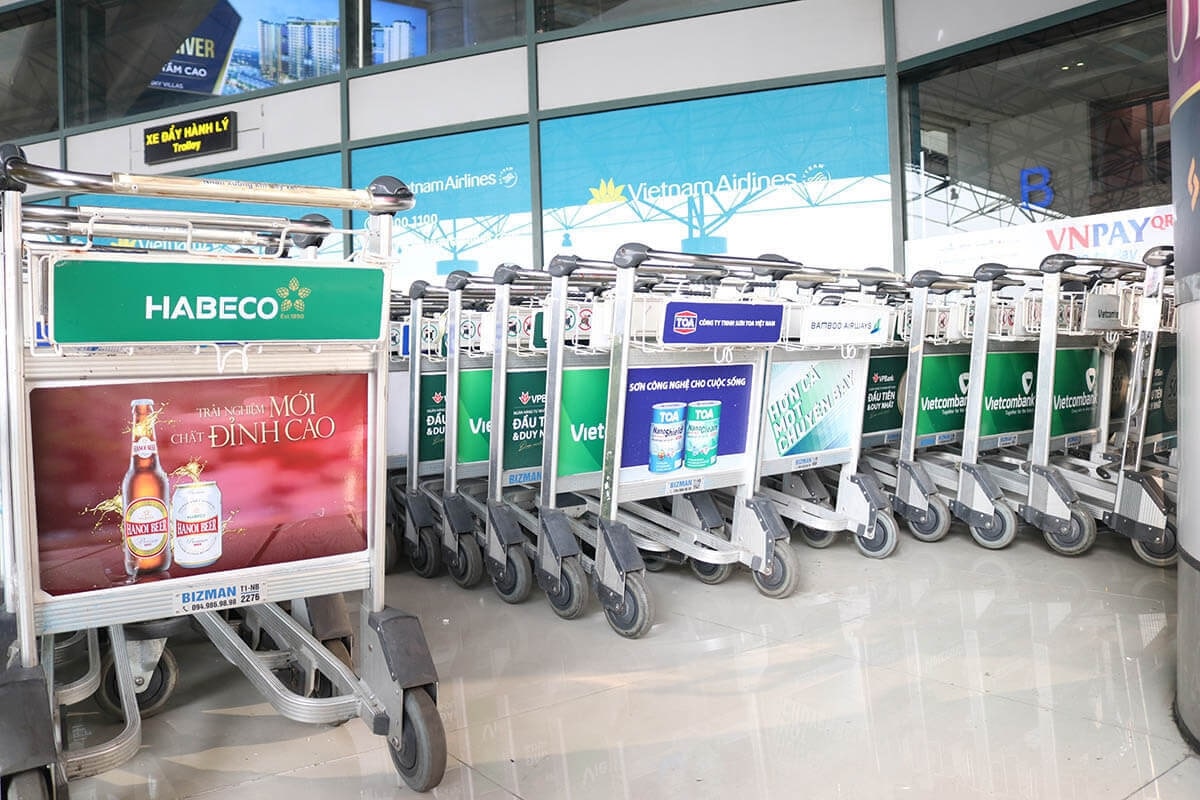 Quảng cáo trên xe đẩy hành lý tại sân bay