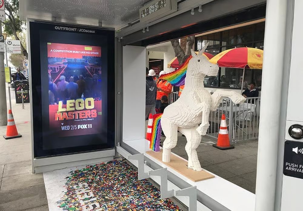 Chiến dịch quảng cáo nhà chờ xe bus với mockup 3D của cuộc thi LEGO MASTERS