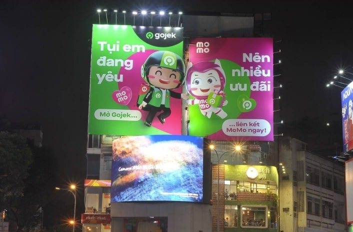 Biển quảng cáo của Gojek và Momo