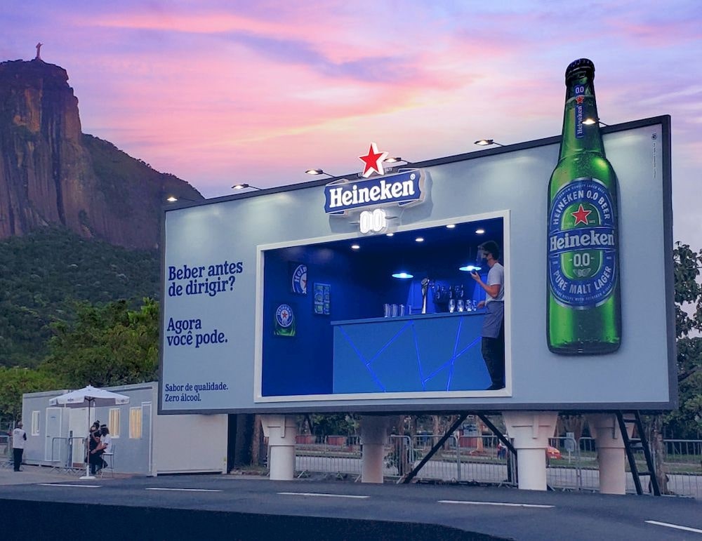 Biển quảng cáo như một quán bar ngoài trời của Heineken
