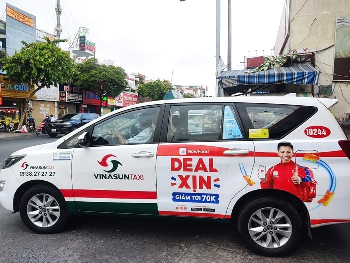 Quảng cáo ở trên cửa sau xe taxi