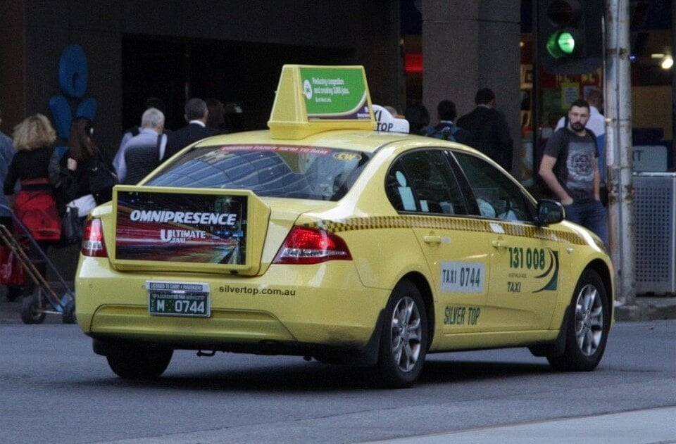 Quảng cáo ở đuôi xe taxi