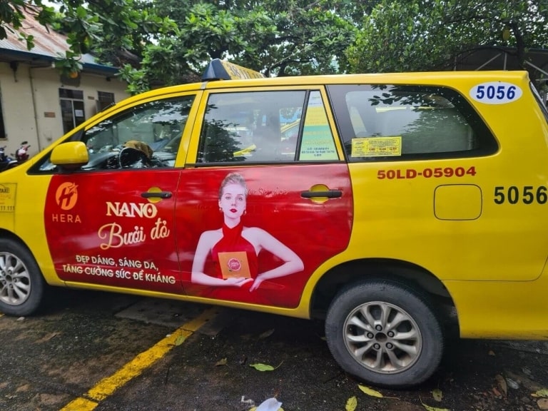 Quảng cáo trên xe của hãng Vina Taxi