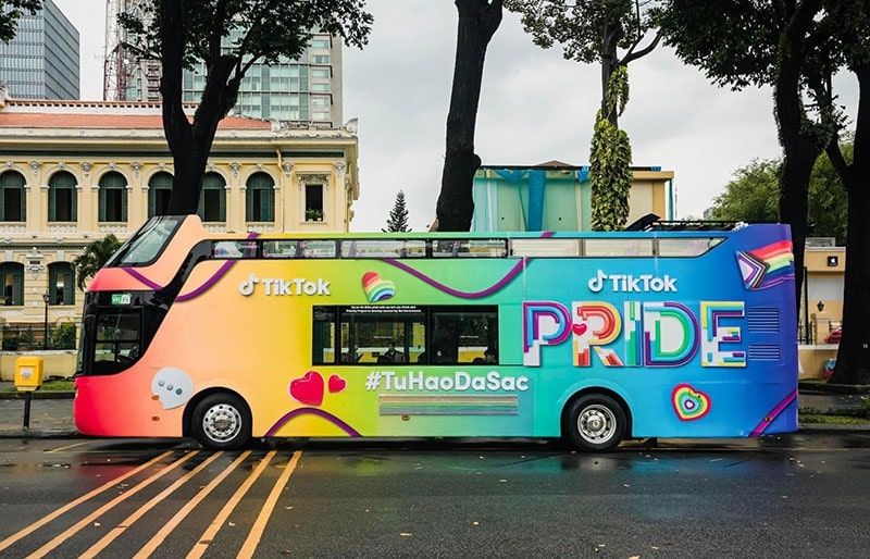 Quảng cáo trên thân xe bus