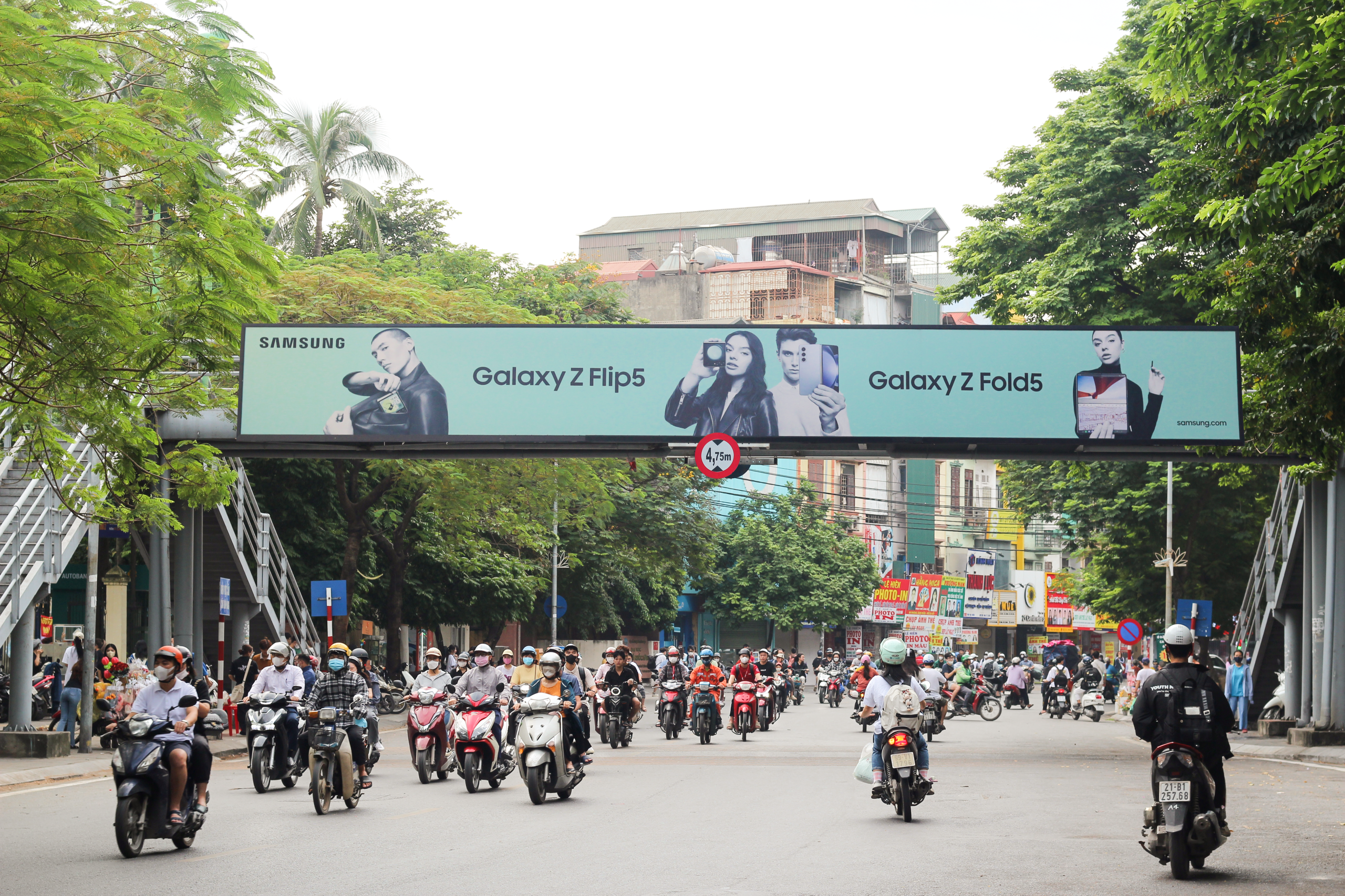 Cầu vượt đi bộ Đại học Kinh Tế Quốc Dân, Hà Nội
