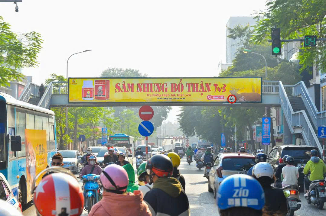 Cầu vượt đi bộ Học Viện Ngân Hàng
