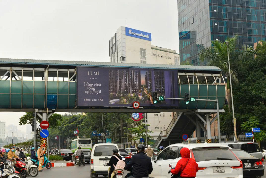 Cầu vượt đi bộ Đại học Luật, Hà Nội