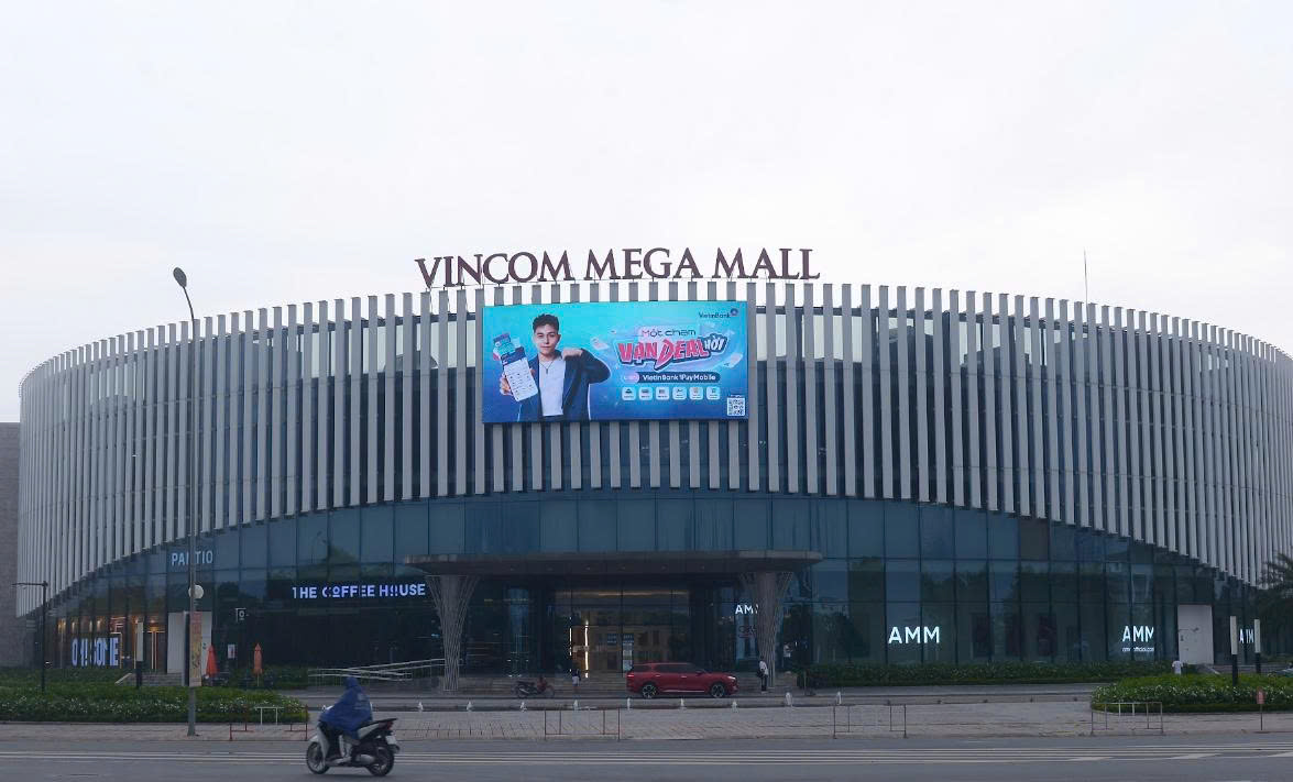 LED trước TTTM Vincom Smart City