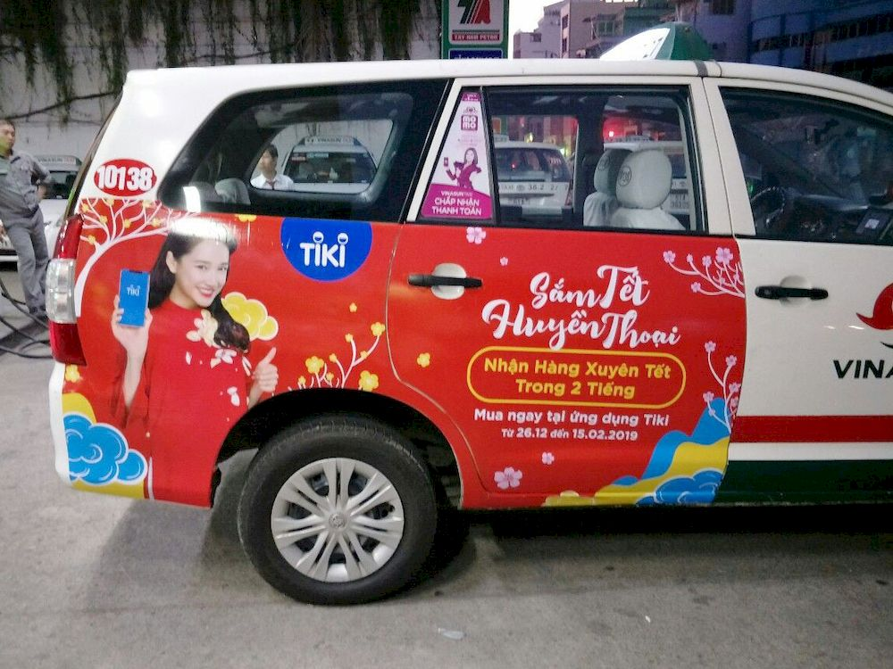 Quảng cáo trên xe Taxi đưa Tết đến mọi nẻo đường