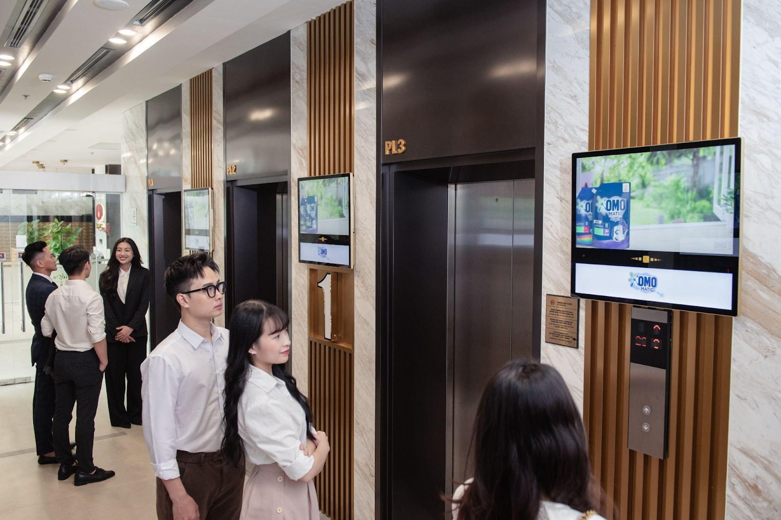 Quảng cáo trong nhà là gì? So sánh Indoor và Outdoor Advertising